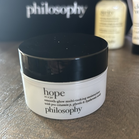 Philosophy pouch with skincare essentials - Picture 2 of 7